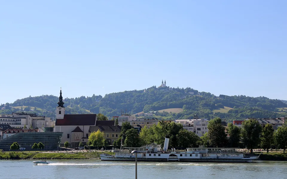 Foto: Manfred Werner (Tsui) (CC BY-SA 3.0) Donau in Linz mit Blick auf den Pöstlingberg