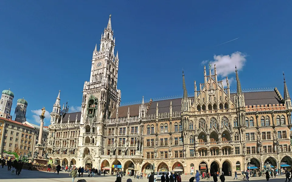 Foto: Guido Radig (CC BY 4.0) Neues Rathaus und Frauenkirche am Münchner Marienplatz